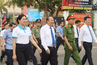 Đồng chí Trường Hòa Bình cùng các đại biểu đi bộ cổ động hưởng ứng Ngày toàn dân phòng, chống mua bán người - 30-7.