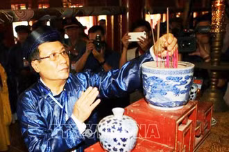 Phó Chủ tịch Thường trực UBND tỉnh Quảng Trị Hà Sỹ Đồng dâng hương xin rước bài vị Vua Hàm Nghi từ Thế Miếu về Tân Sở. (Ảnh: TTXVN)