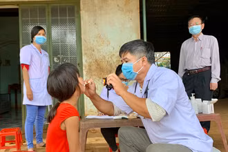 Khám sàn lọc các cháu tại làng Bông Hiot, xã Hải Yang, Đăk Đoa, Gia Lai. (Ảnh: PHAN HÒA)