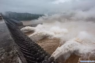 Đập Tam Hiêp xả lũ ngày 18-7-2020. (Ảnh: Xinhua)