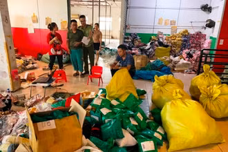 Lực lượng quản lý thị trường Quảng Ninh kiểm tra số hàng hóa nhập lậu để xử lý theo quy định của pháp luật.