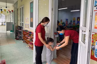 Đón trẻ tới lớp (Ảnh minh hoạ: THU TRÀ)