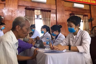 Tặng quà và khám sức khỏe cho thân nhân của người có công