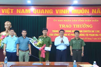 Đồng chí Lê Văn Quý, Phó Chủ tịch UBND tỉnh Điện Biên tặng hoa chúc mừng Ban chuyên án