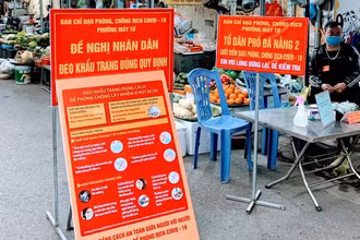 Yêu cầu người dân đeo khẩu trang tại các nơi công cộng.
