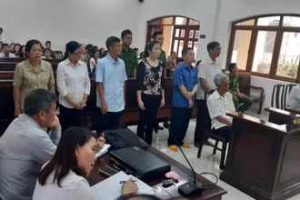 Các bị cáo tại phiên tòa, chiều 6-7.