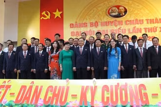 Ra mắt Ban Chấp hành khóa mới.