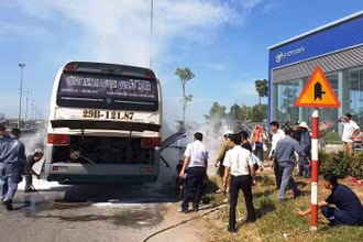 Cán bộ, nhân viên Chi nhánh THACO ở Thanh Hóa trợ giúp nhà xe dập lửa. 
