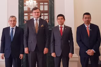 Ngoại trưởng Ukraine Dmytro Kuleba chụp ảnh lưu niệm cùng Đại sứ Việt Nam Nguyễn Anh Tuấn (ngoài cùng bên trái), và các Đại sứ Malaysia, Indonesia.