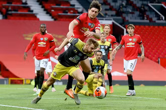 Pha tranh bóng quyết liệt giữa cầu thủ hai đội Man United (áo đỏ) và Southampton.