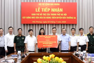Đại diện TP Hà Nội trao kinh phí hỗ trợ xây dựng nhà văn hóa đa năng trên huyện đảo Trường Sa.