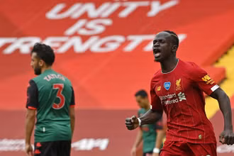 Mane (áo đỏ) mở tỷ số cho Liverpool.