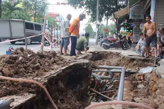 Lực lượng chức năng khắc phục sự cố sụt lún trên đường Đồng Khởi.