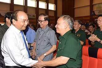 Đồng chí Nguyễn Xuân Phúc gặp gỡ các cựu TNXP tiêu biểu tại buổi lễ.