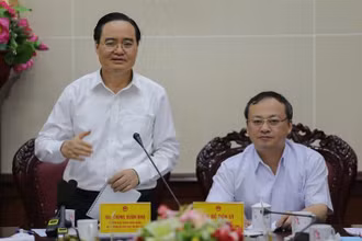Bộ trưởng GD-ĐT Phùng Xuân Nhạ (bên trái ảnh) tại buổi làm việc với Ban Chỉ đạo thi tốt nghiệp THPT năm 2020 tỉnh Hưng Yên
