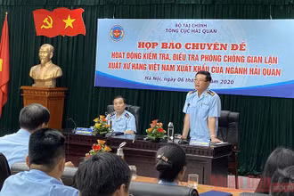 Ông Nguyễn Tiến Lộc, Cục trưởng Cục Kiểm tra sau thông quan (Tổng cục Hải quan) thông tin tại họp báo.