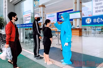 Người dân được khuyến cáo đeo khẩu trang nơi đông người và kiểm tra thân nhiệt tại các cơ quan, đơn vị