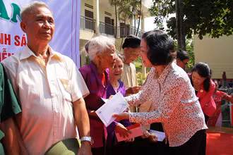 Đồng chí Trương Thị Mai trao tặng quà cho các gia đình thương binh, liệt sĩ.