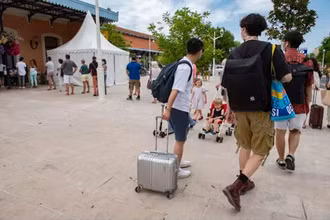 Nhiều người xếp hàng chờ xét nghiệm tại một trung tâm xét nghiệm sàng lọc tại tỉnh Gironde ở tây nam nước Pháp ngày 22-7. Ảnh: Le Monde. 