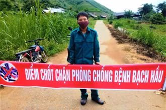 Lập chốt cách ly hàng trăm người dân ở thôn Cư Rang, xã Cư Pui để phòng, chống dịch bạch hầu.