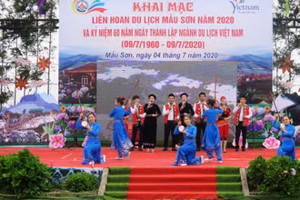 Biểu diễn nghệ thuật chào mừng Liên hoan du lịch Mẫu Sơn 2020.