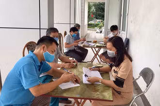 Chi hỗ trợ cho người lao động không có giao kết hợp đồng tại quận Long Biên, Hà Nội. (Ảnh: CHÍ TÂM) 