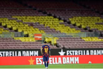 Messi thất vọng khi Barca không thể bảo vệ thành công cúp vô địch La Liga. (Ảnh: FC Barcelona)