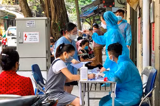  Trung tâm Y tế quận Hoàn Kiếm lấy mẫu xét nghiệm cho người dân tại phường Hàng Bồ. 