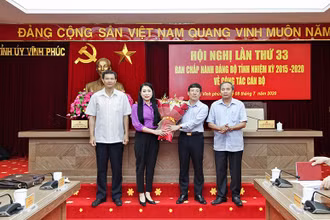 Đồng chí Lê Duy Thành (thứ hai từ phải sang).