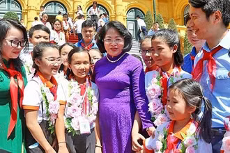 Phó Chủ tịch nước Đặng Thị Ngọc Thịnh và các đại biểu thiếu nhi ưu tú của tỉnh Nghệ An.