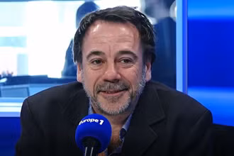 Nhà văn Michel Bussi. Ảnh: Tellereport.