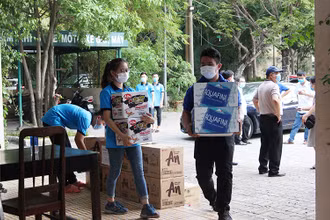 Sinh viên KTX ĐH Bách khoa nhận hàng hỗ trợ