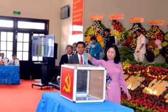 Bỏ phiếu bầu tại đại hội.