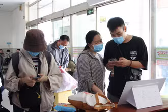 Khai báo y tế trước khi vào phòng chờ ga tàu. 