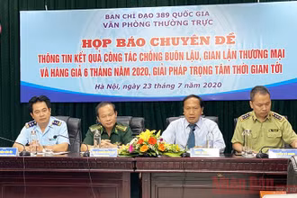 Các đồng chí chủ trì họp báo.