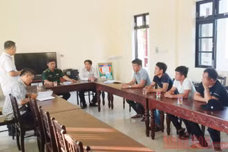 Đại diện Công ty cổ phần vận tải Vinacomin gặp gỡ các ngư dân gặp nạn 