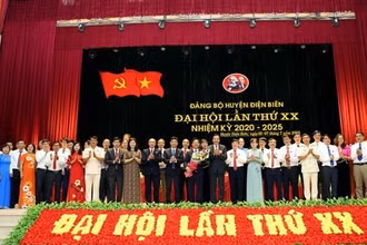 Đồng chí Trần Văn Sơn, Bí thư Tỉnh ủy Điện Biên tặng hoa, chúc mừng các đồng chí được tín nhiệm bầu Ban Chấp hành Đảng bộ huyện Điện Biên, nhiệm kỳ 2020-2025.