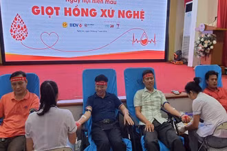 Phó Bí thư Tỉnh ủy Nghệ An Nguyễn Văn Thông (ở giữa, áo thẫm) tham gia hiến máu.