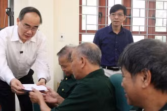 Đồng chí Nguyễn Thiện Nhân thăm, tặng quà Trung tâm Điều dưỡng thương binh Lạng Giang