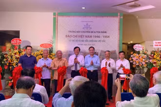 Các đại biểu cắt băng khai mạc trưng bày và tọa đàm.