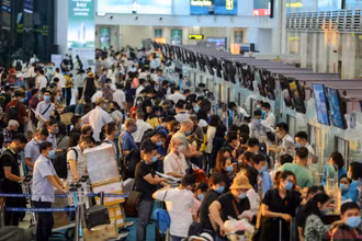 Sân bay Nội Bài đông nghẹt khách nghỉ lễ 30-4 và 1-5