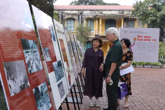 Khách tham quan đến với triển lãm “Đất nước trọn niềm vui”