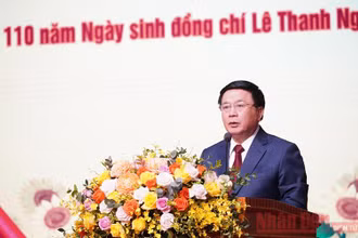 Đồng chí Nguyễn Xuân Thắng, Ủy viên Bộ Chính trị, Giám đốc Học viện Chính trị quốc gia Hồ Chí Minh, Chủ tịch Hội đồng Lý luận T.Ư phát biểu tại hội thảo.