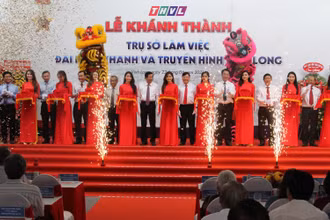 Lễ cắt băng khánh trành.