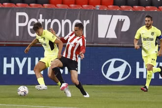 Atletico (áo vàng) đang tự đánh mất lợi thế trong cuộc đua vô địch. (Ảnh: Atletico Madrid)