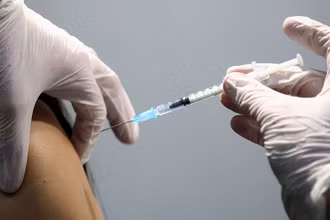 Kết quả một nghiên cứu của các nhà khoa học tại Đại học Oxford (Anh) cho thấy vaccine ngừa Covid-19 làm giảm đáng kể nguy cơ lây nhiễm bệnh. Ảnh: Reuters