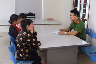 Cơ quan công an tiếp nhận, làm việc với các thai phụ được đưa trở về.