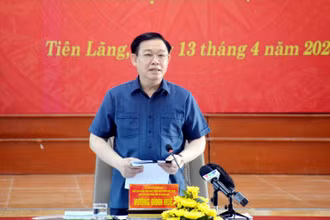 Chủ tịch Quốc hội Vương Đình Huệ phát biểu tại xã Kiến Thiết, huyện Tiên Lãng, thành phố Hải Phòng.