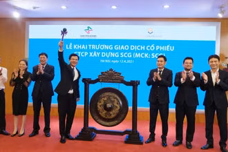 Nghi thức đánh cồng khai trương phiên giao dịch đầu tiên của SCG trên sàn UPCoM. (Ảnh: thoibaotaichinhvietnam.vn)