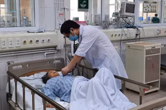 Bệnh nhân phải nhập viện điều trị sau khi tự sử dụng thuốc nam không rõ nguồn gốc tại nhà. 